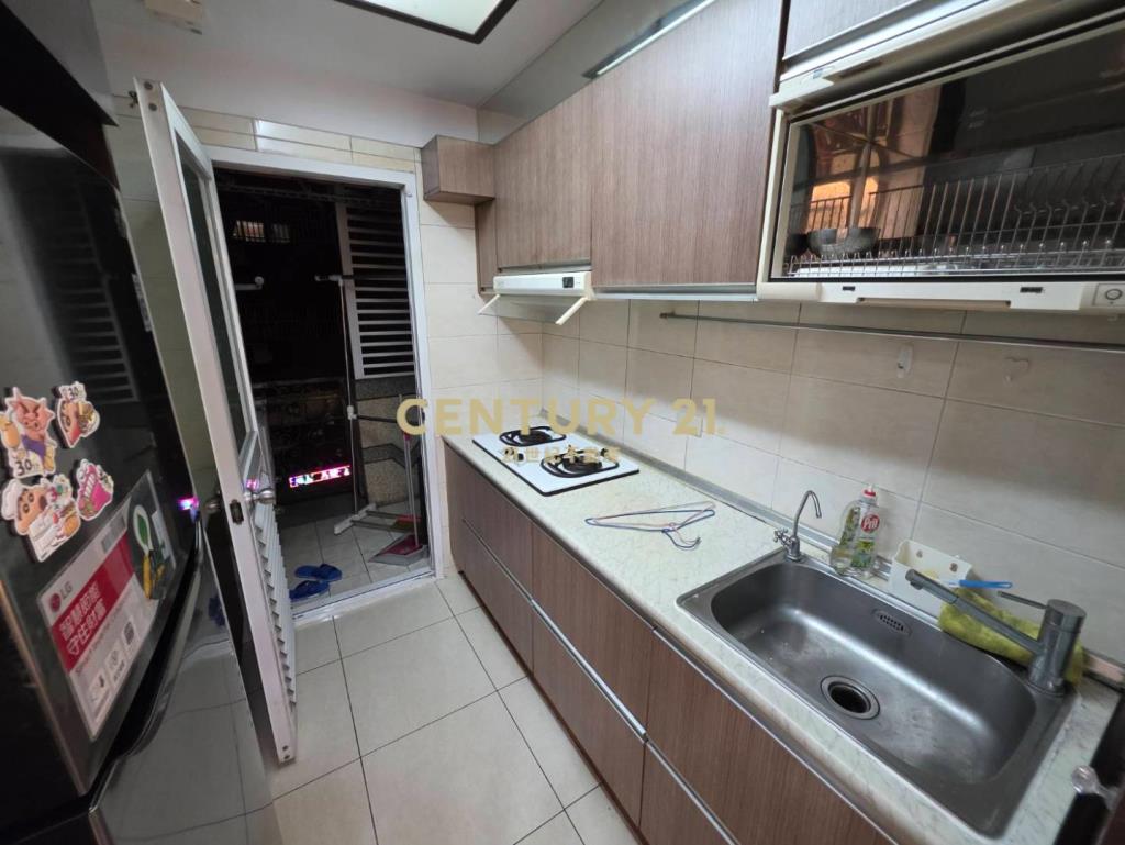 路易崴登大業國小邊間衛浴開窗裝潢2房車