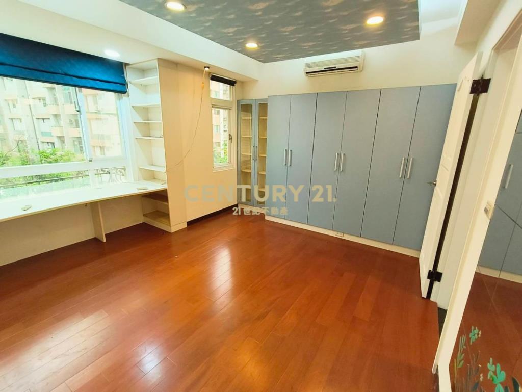 宜誠金品帝王座向大棟距4房2車位別墅