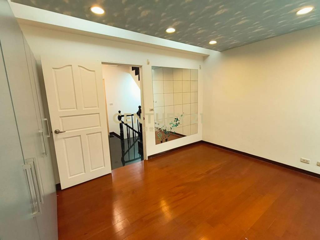 宜誠金品帝王座向大棟距4房2車位別墅