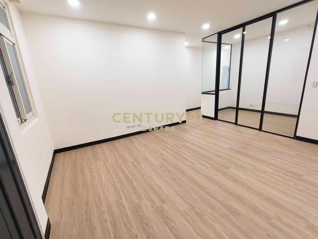 市府商圈稀有邊間全新裝潢3房車庭院戶