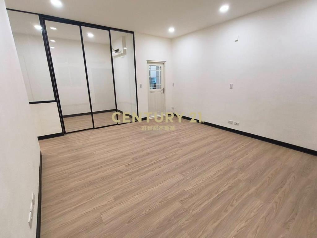 市府商圈稀有邊間全新裝潢3房車庭院戶