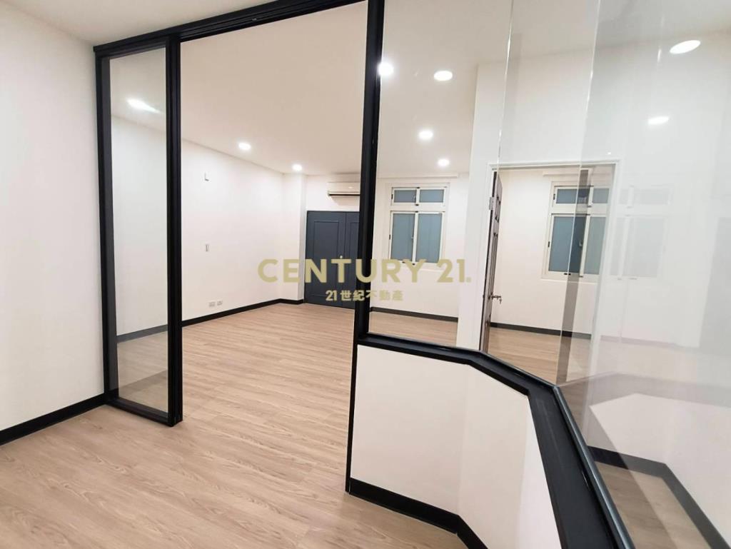 市府商圈稀有邊間全新裝潢3房車庭院戶