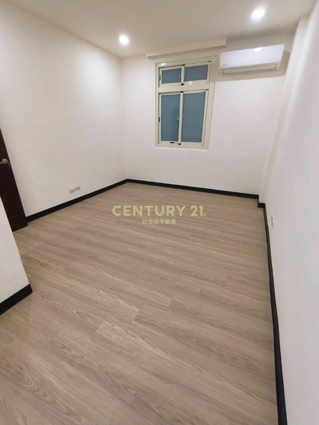 市府商圈稀有邊間全新裝潢3房車庭院戶