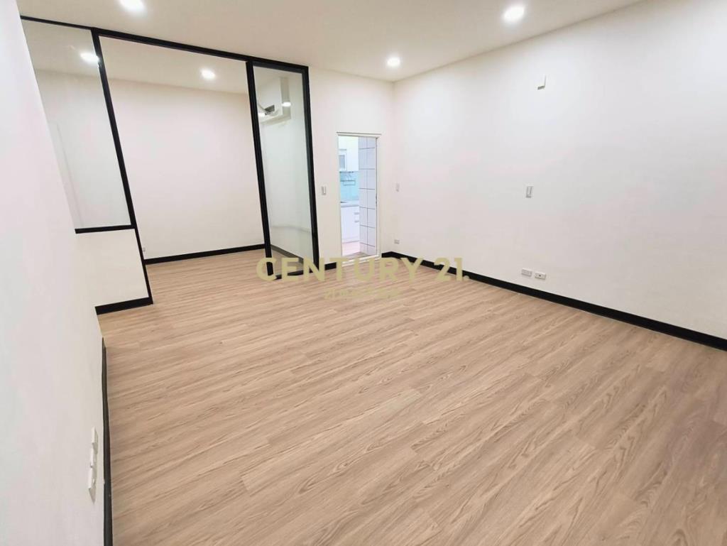 市府商圈稀有邊間全新裝潢3房車庭院戶