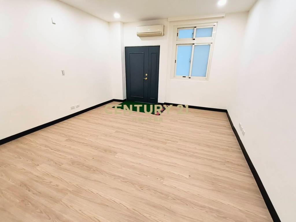 市府商圈稀有邊間全新裝潢3房車庭院戶