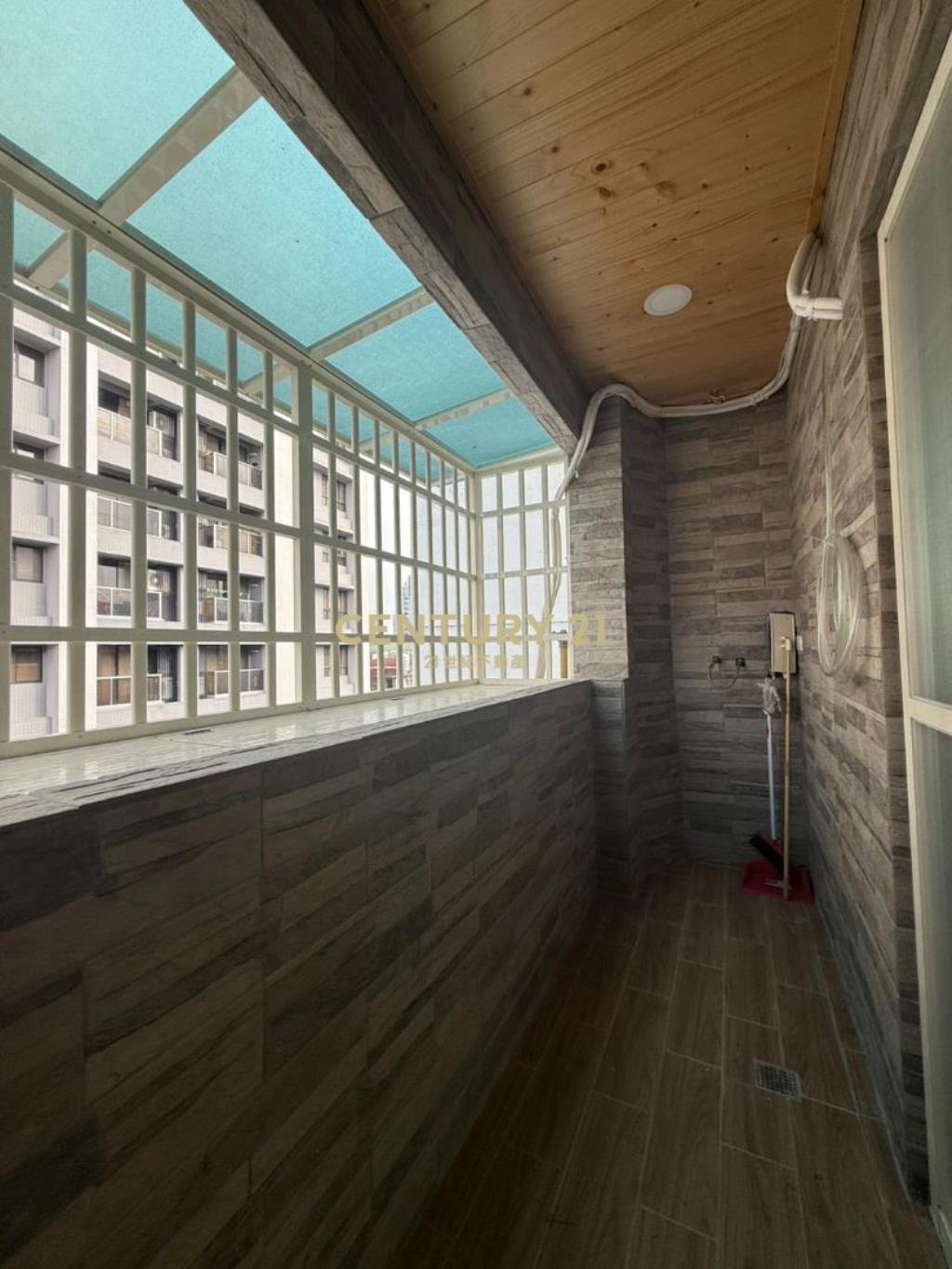 長春路G09捷運宅邊間次頂樓全新裝潢套房