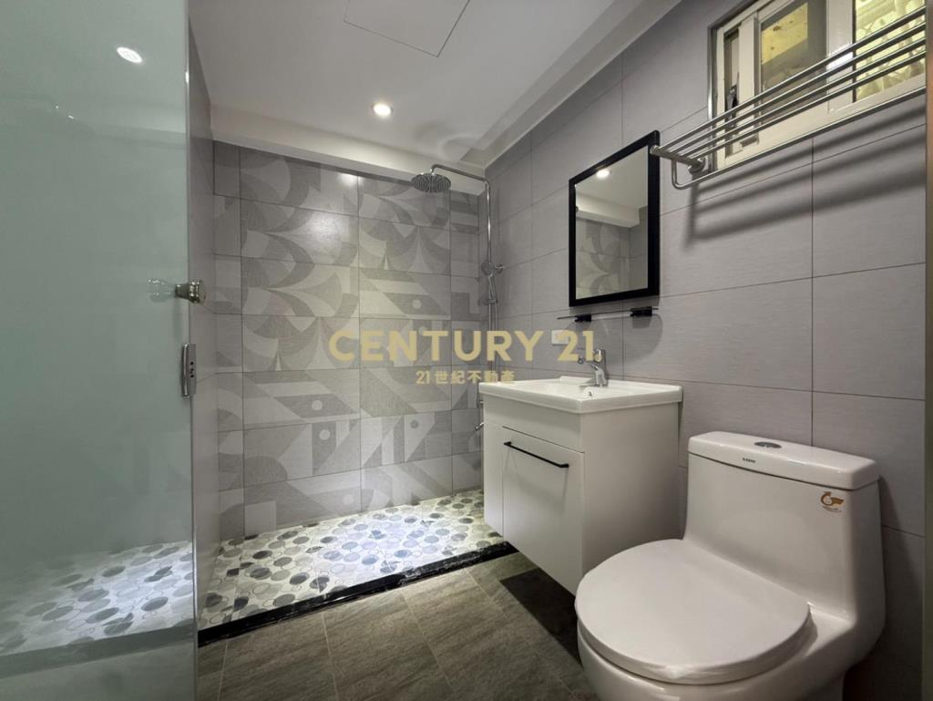 長春路G09捷運宅邊間次頂樓全新裝潢套房