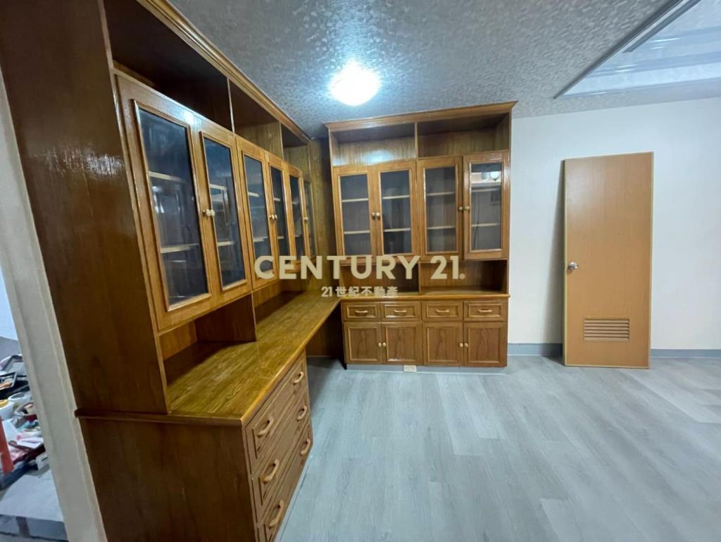 桃園東區桃三街次頂樓全新裝潢3房公寓