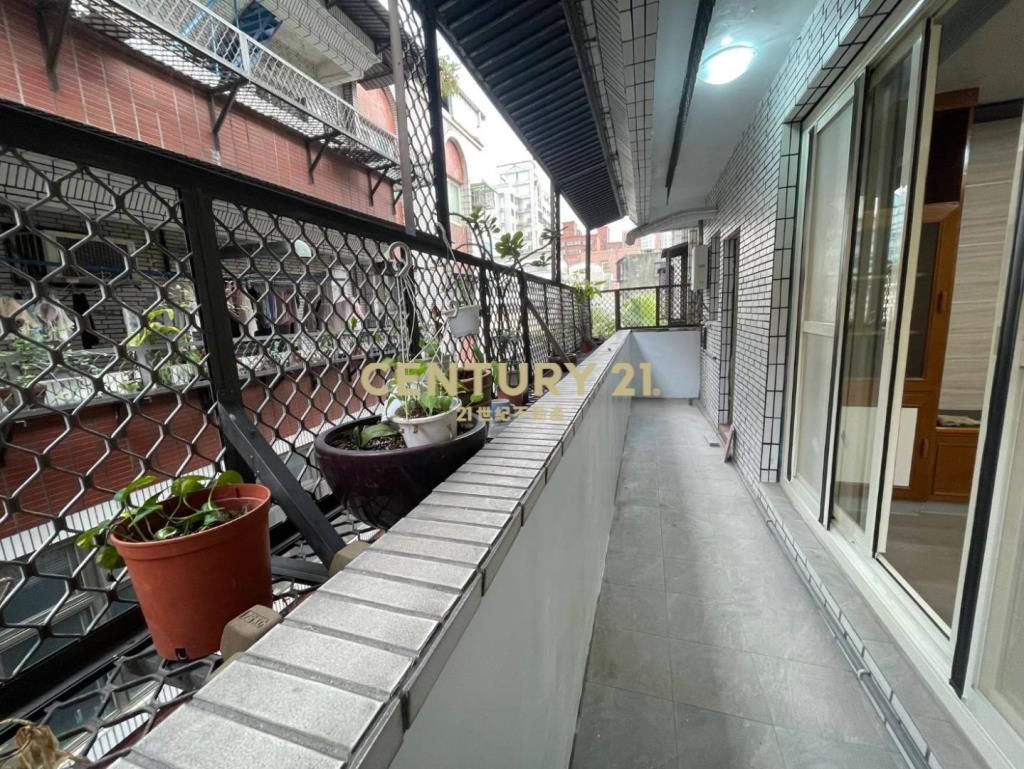 桃園東區桃三街次頂樓全新裝潢3房公寓