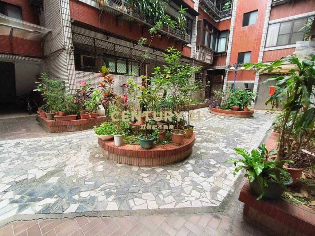 桃園東區桃三街次頂樓全新裝潢3房公寓