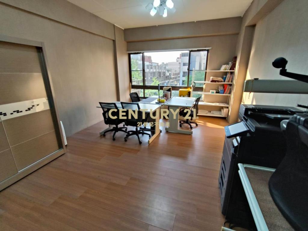 寶山公園邊間4房車電梯透天店面