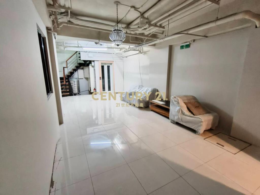 寶山公園邊間4房車電梯透天店面