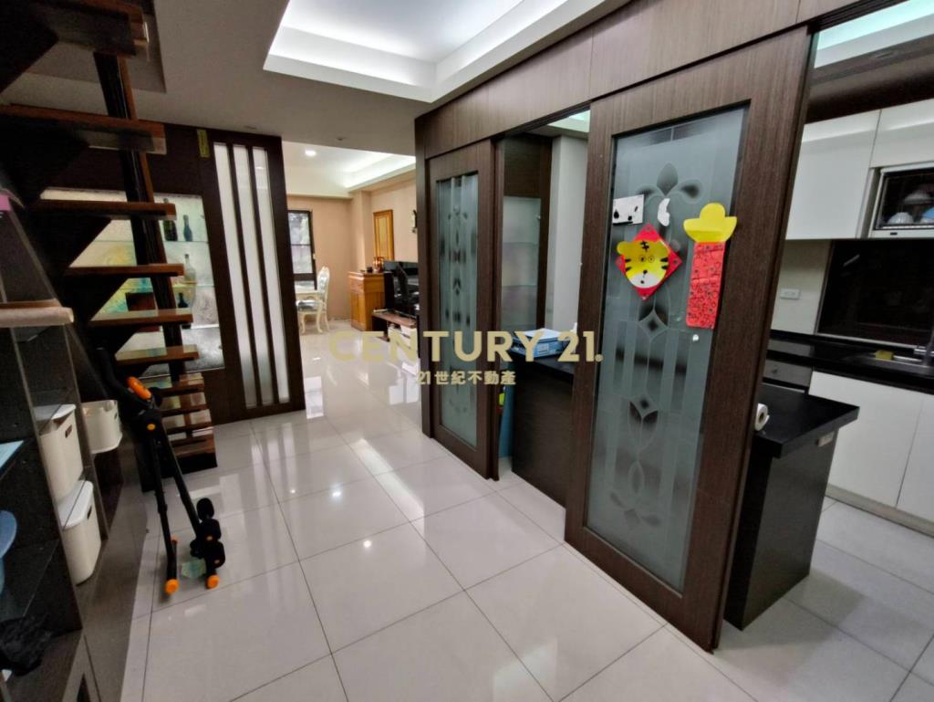 寶山公園邊間4房車電梯透天店面