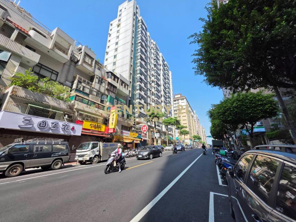 桃園小天母蛋黃區正大有路3層樓金店面