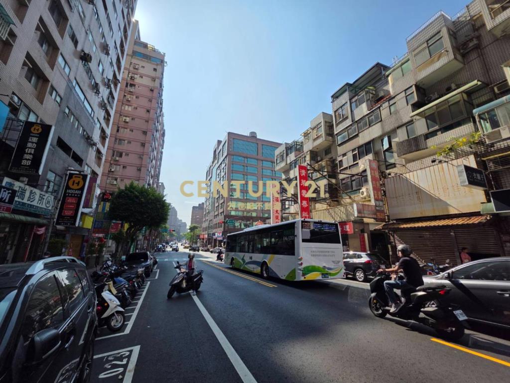 桃園小天母蛋黃區正大有路3層樓金店面