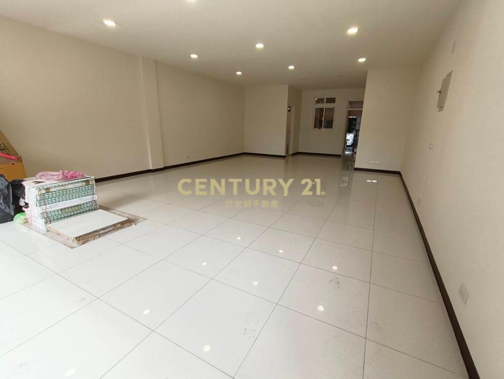 泰山街雙面臨路6米寬全新裝潢店面