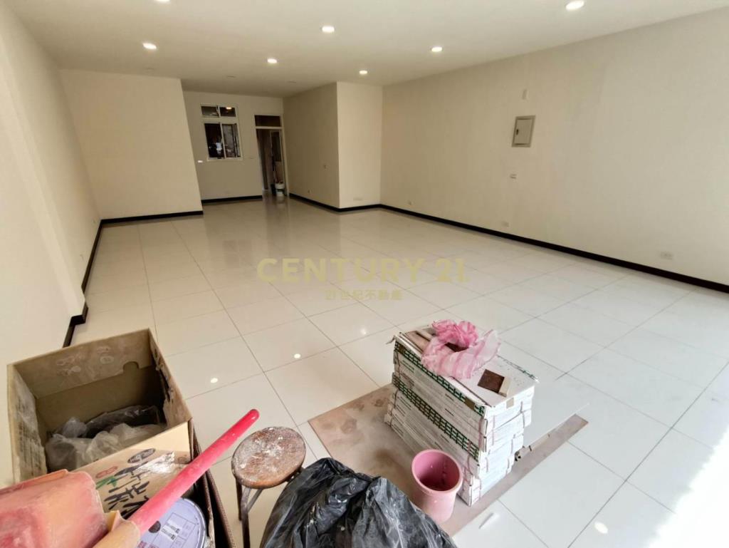 泰山街雙面臨路6米寬全新裝潢店面