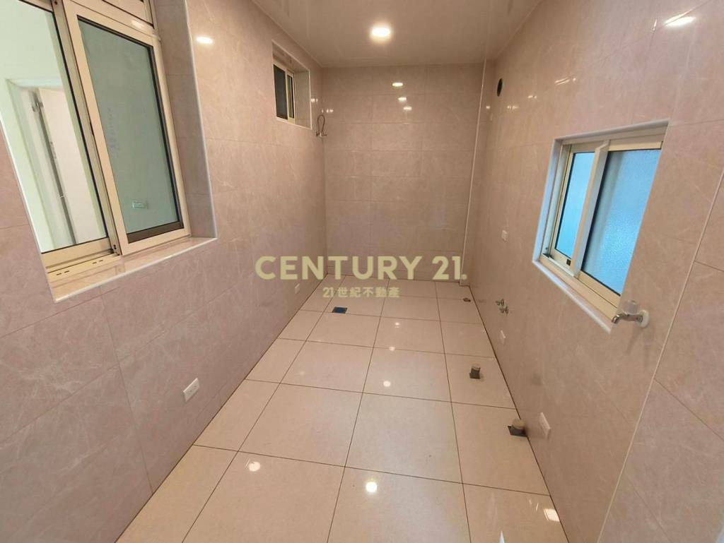 泰山街雙面臨路6米寬全新裝潢店面