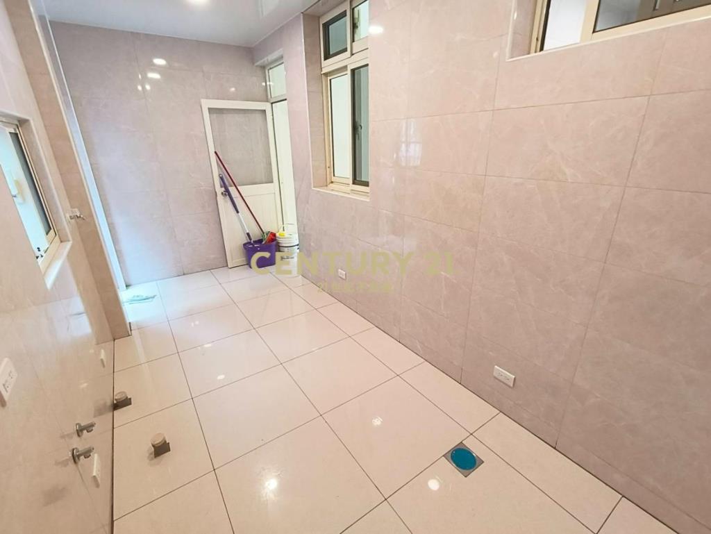 泰山街雙面臨路6米寬全新裝潢店面