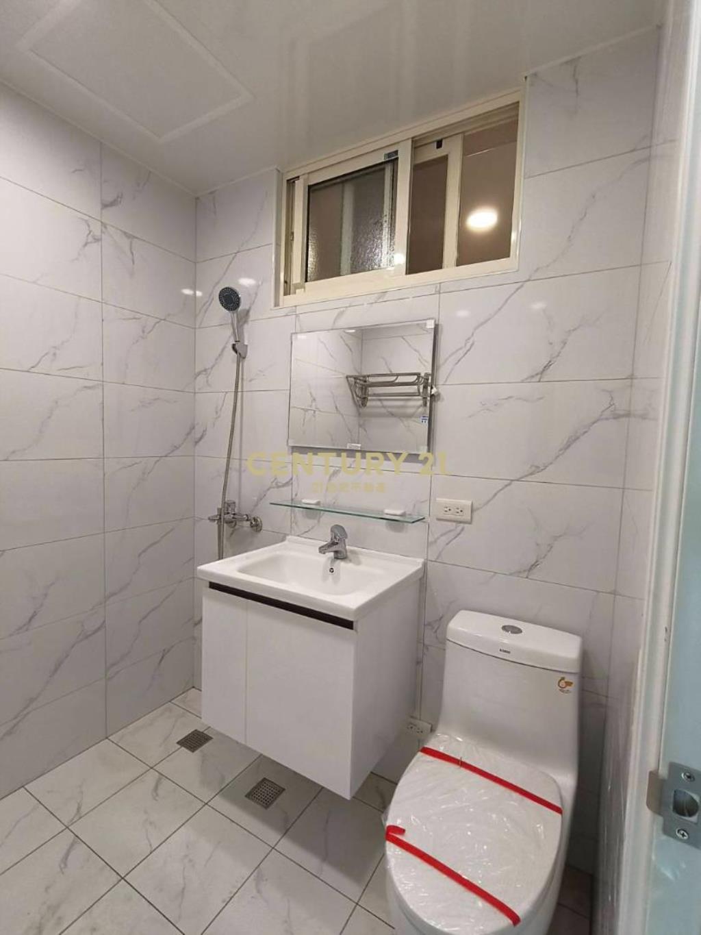 泰山街雙面臨路6米寬全新裝潢店面