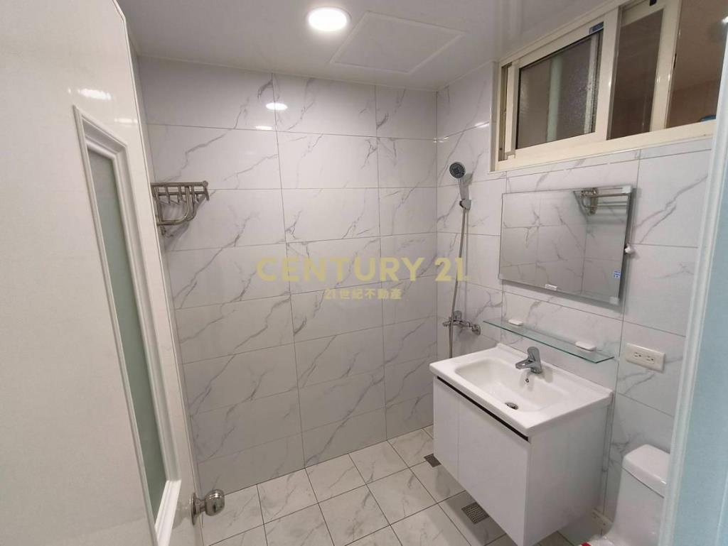 泰山街雙面臨路6米寬全新裝潢店面