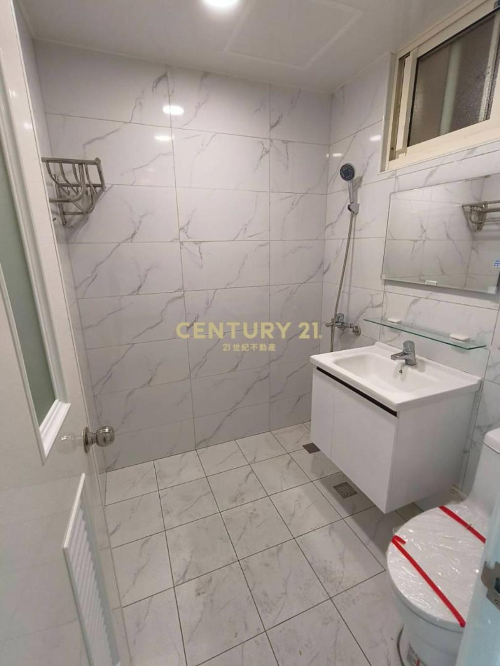 泰山街雙面臨路6米寬全新裝潢店面