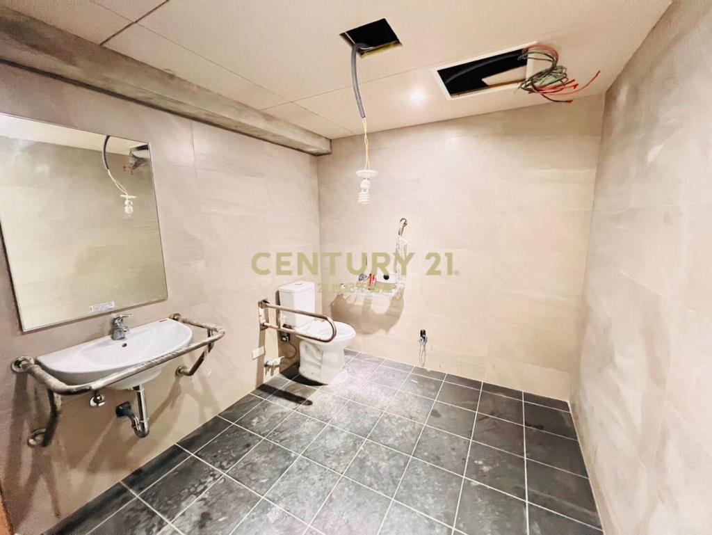 璟都劍橋三角窗雙拼收租店面+11車位