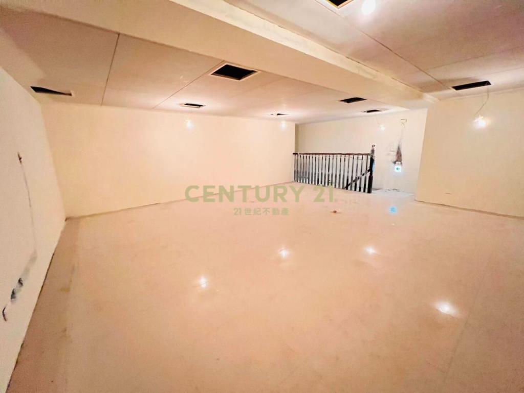 璟都劍橋三角窗雙拼收租店面+11車位