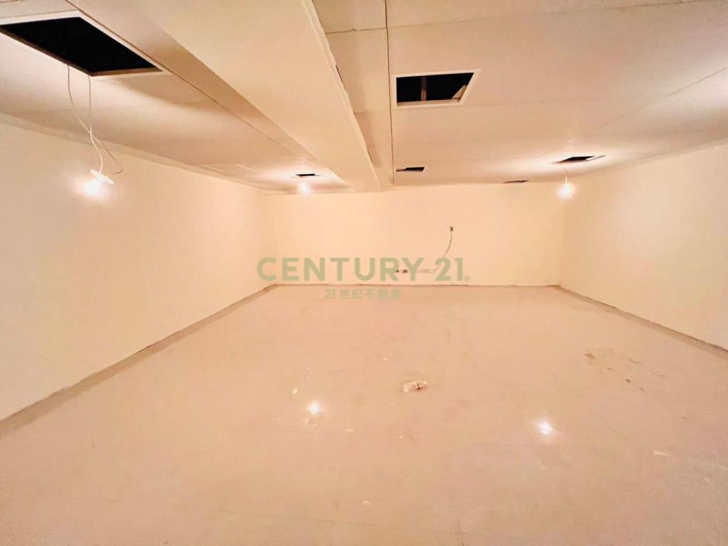 璟都劍橋三角窗雙拼收租店面+11車位