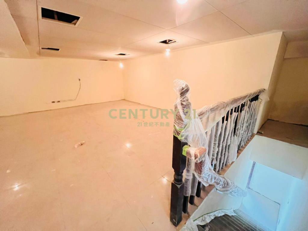 璟都劍橋三角窗雙拼收租店面+11車位