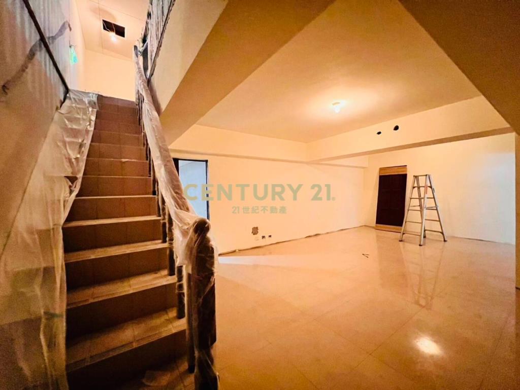 璟都劍橋三角窗雙拼收租店面+11車位