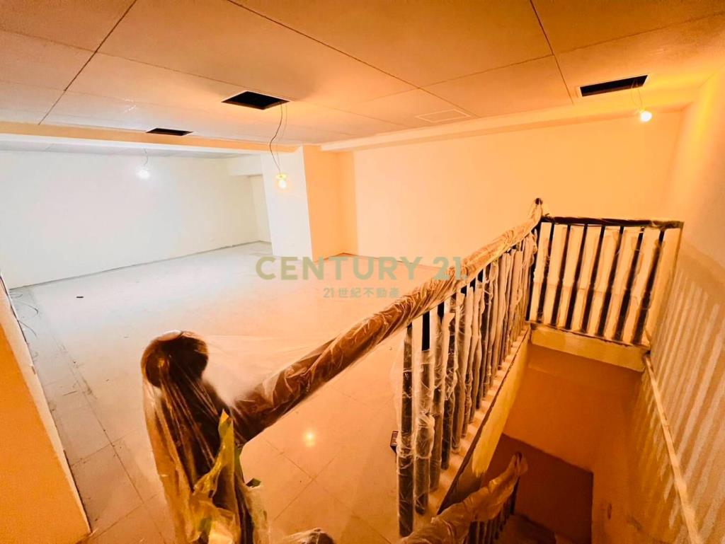 璟都劍橋三角窗雙拼收租店面+11車位