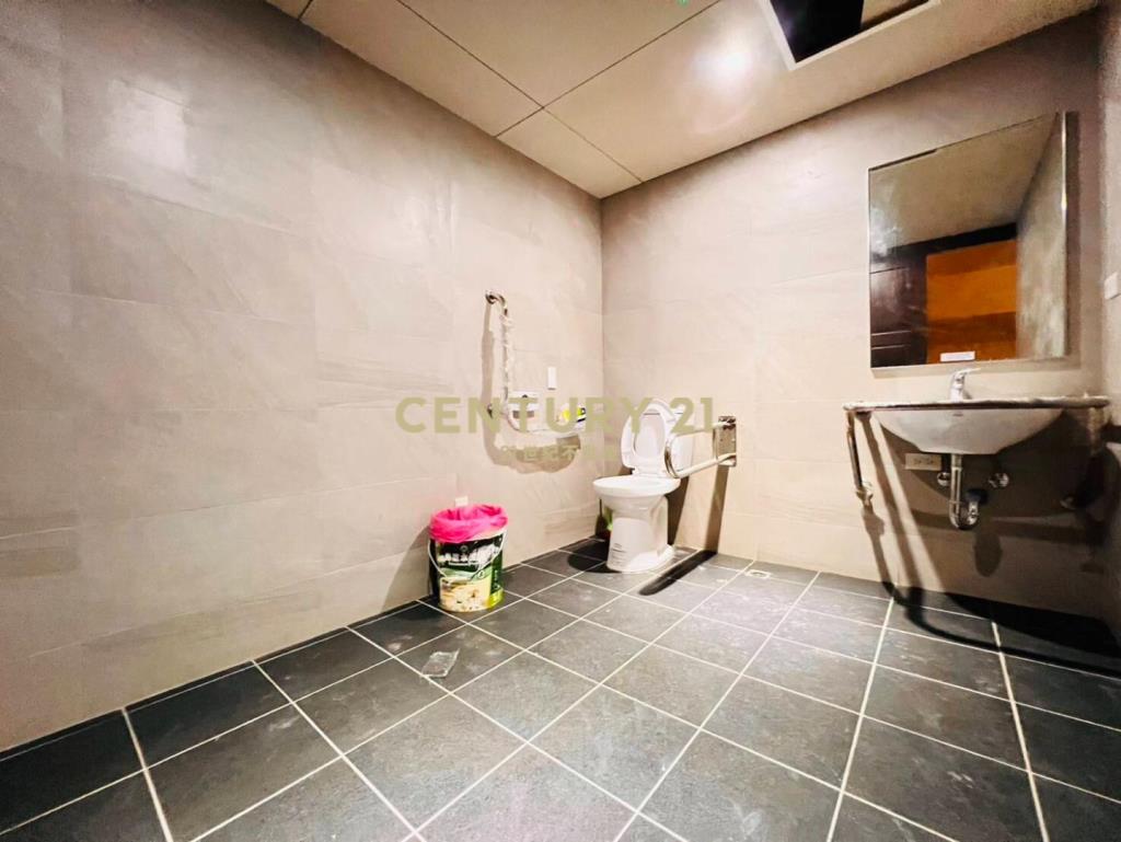 璟都劍橋三角窗雙拼收租店面+11車位