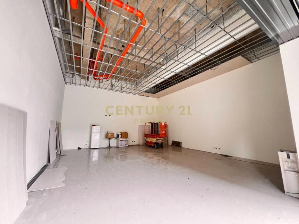 璟都劍橋三角窗雙拼收租店面+11車位