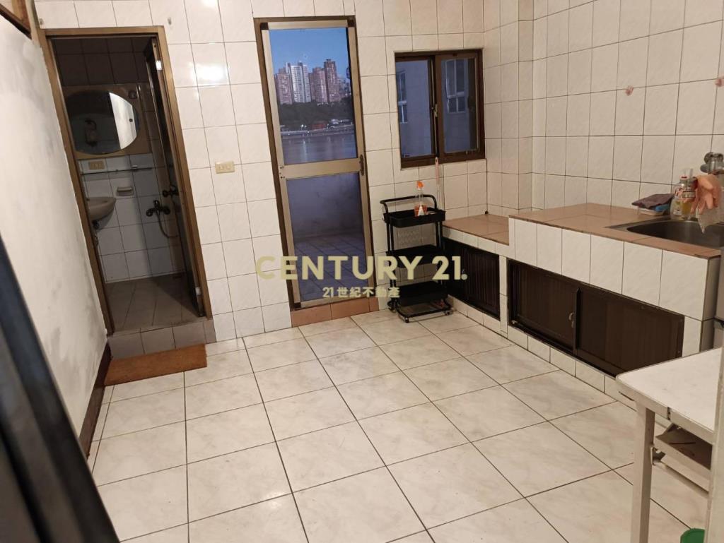 (專約)八里左岸收租2店面6套房雙併透天