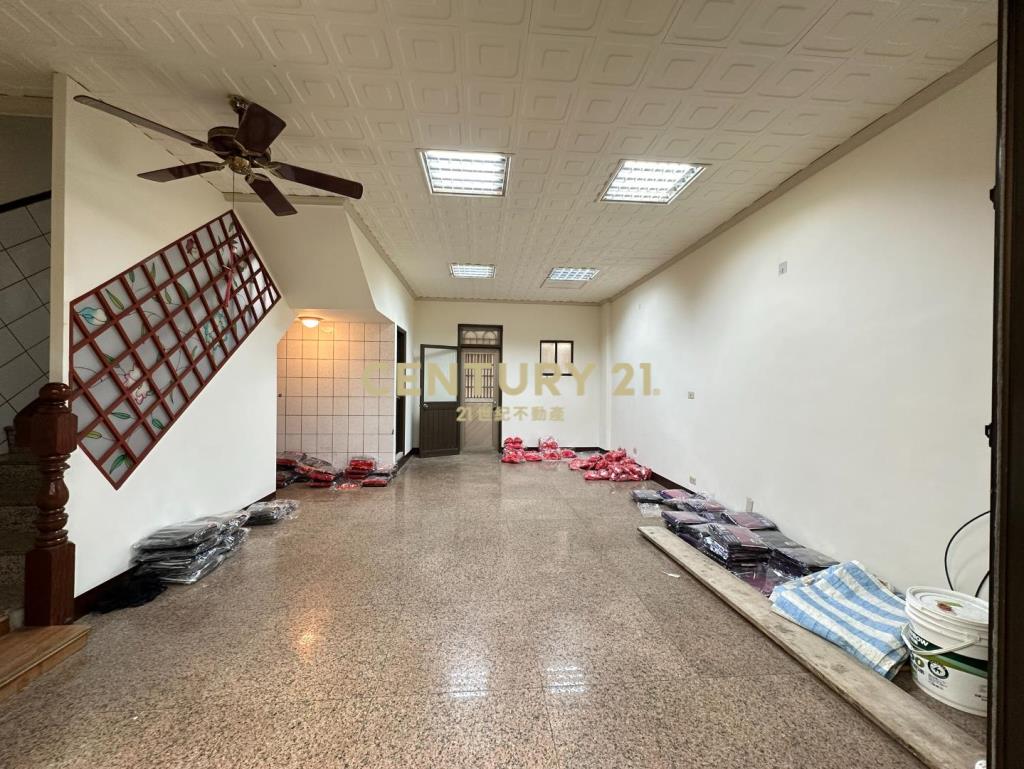 龍岡葡萄王旁｜大坪數邊間透店｜室內停車