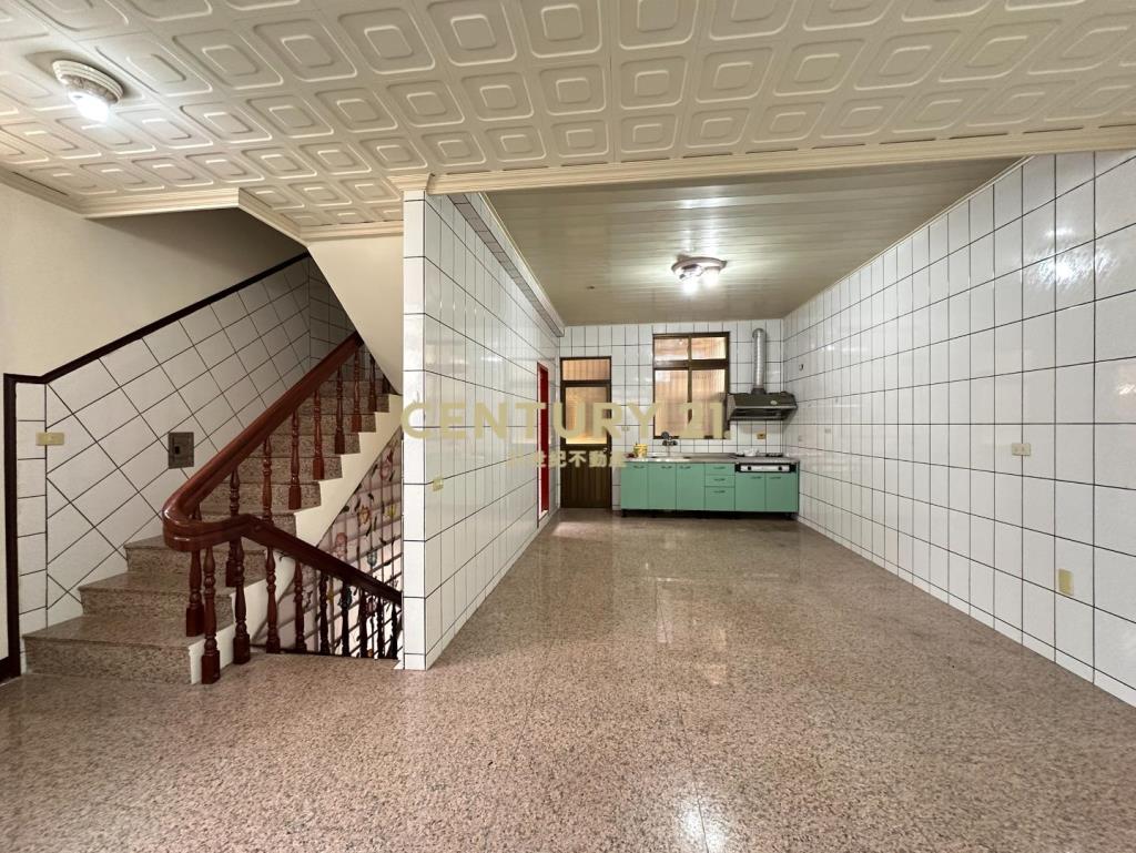 龍岡葡萄王旁｜大坪數邊間透店｜室內停車