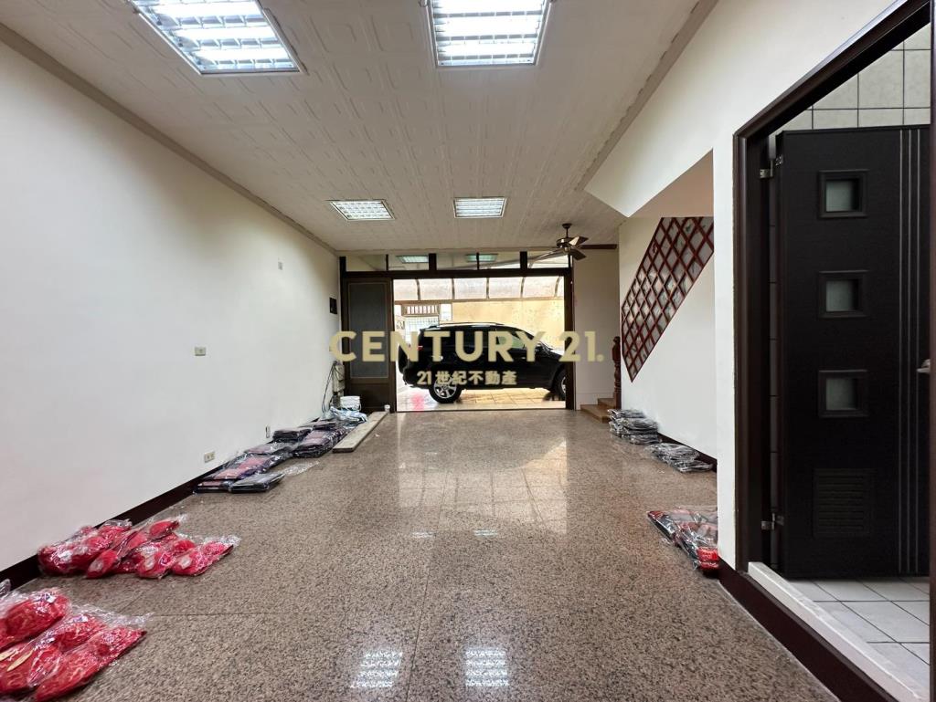 龍岡葡萄王旁｜大坪數邊間透店｜室內停車