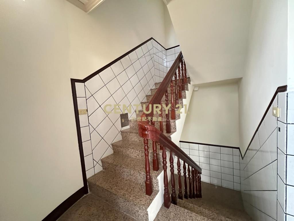 龍岡葡萄王旁｜大坪數邊間透店｜室內停車