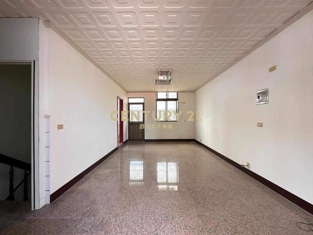 龍岡葡萄王旁｜大坪數邊間透店｜室內停車