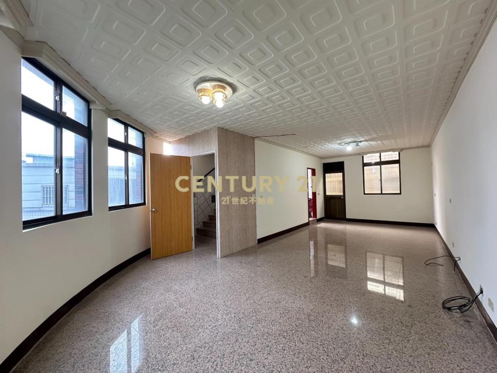 龍岡葡萄王旁｜大坪數邊間透店｜室內停車