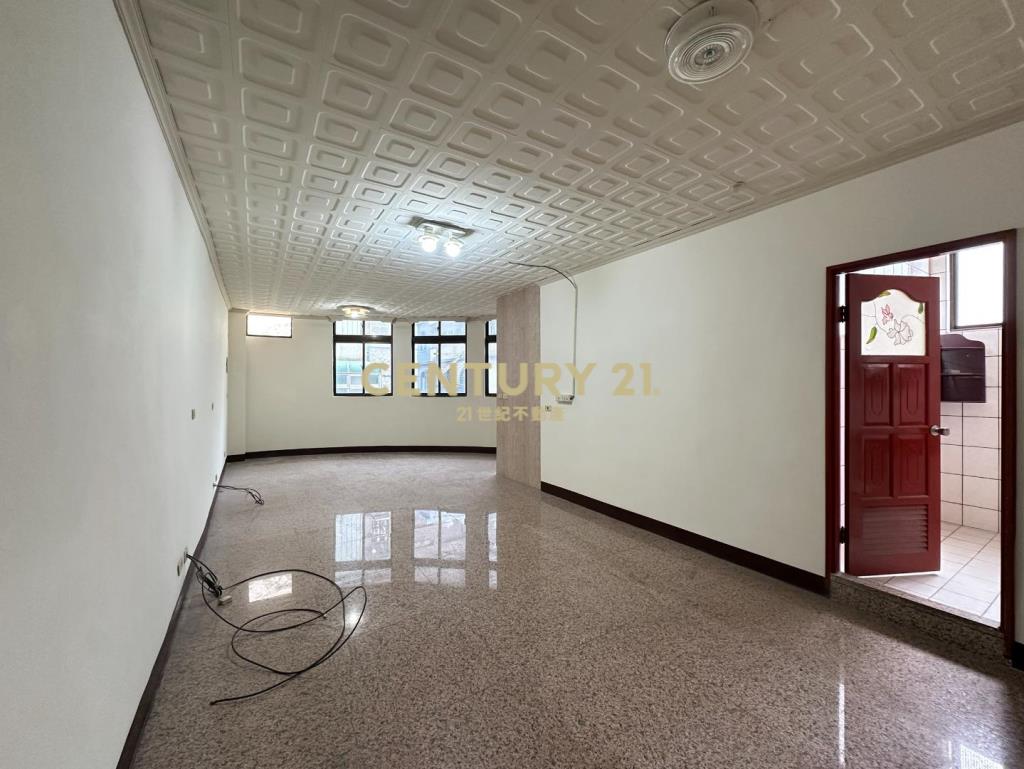 龍岡葡萄王旁｜大坪數邊間透店｜室內停車