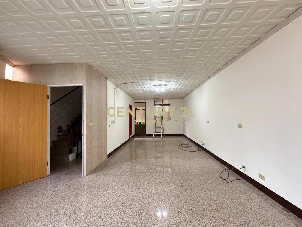 龍岡葡萄王旁｜大坪數邊間透店｜室內停車