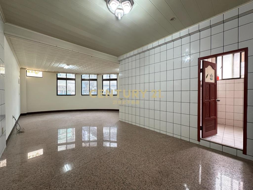 龍岡葡萄王旁｜大坪數邊間透店｜室內停車