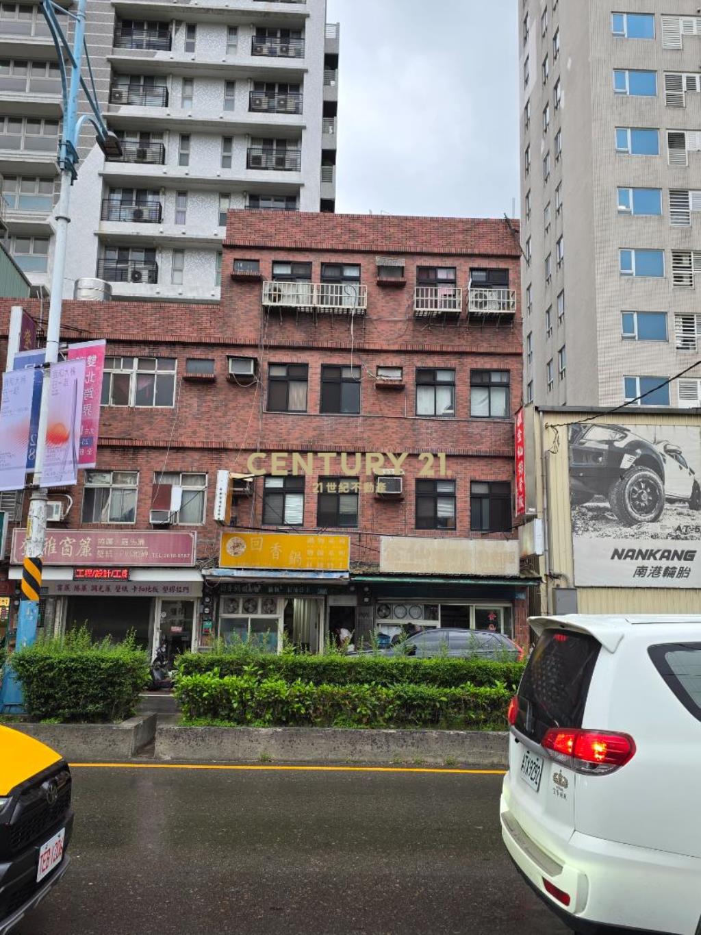 專委｜八里左岸三面採光收租透天店面(左)
