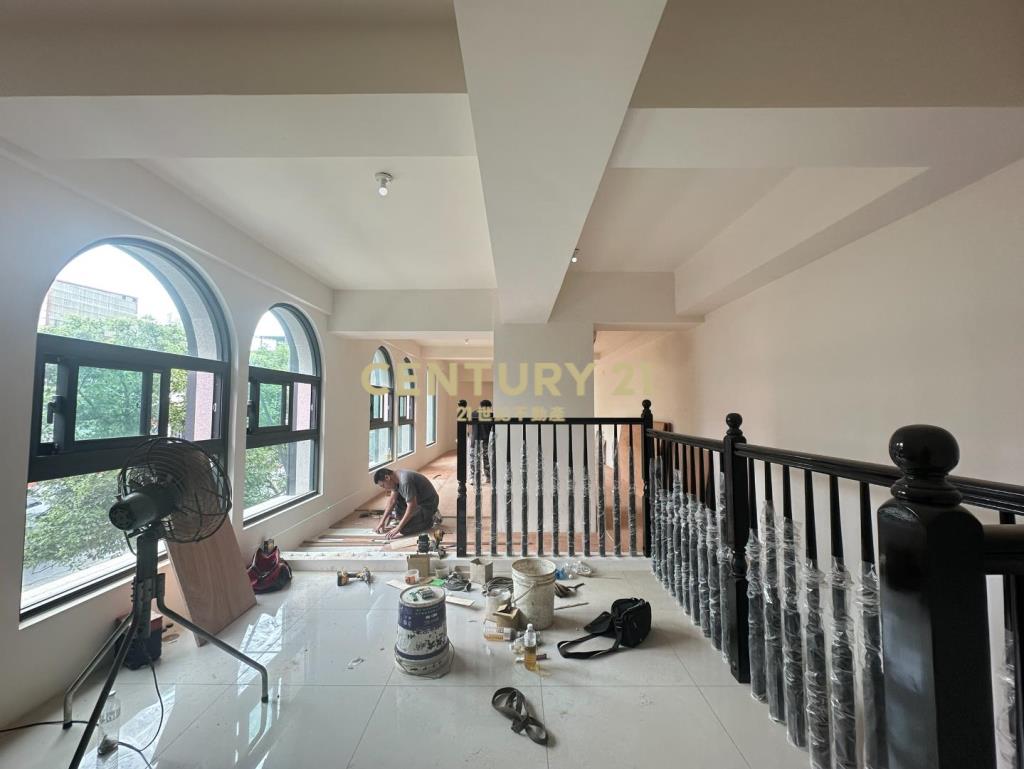 租-君邑富永｜全新三角窗雙層臨路店面