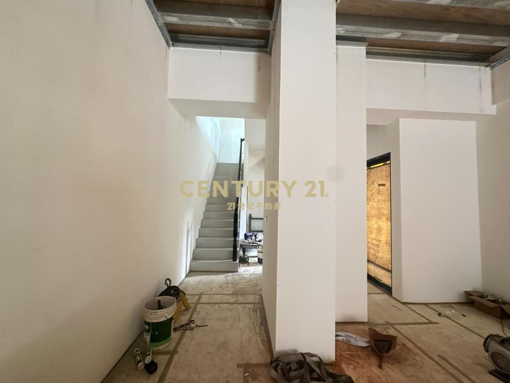 租-君邑富永｜全新三角窗雙層臨路店面
