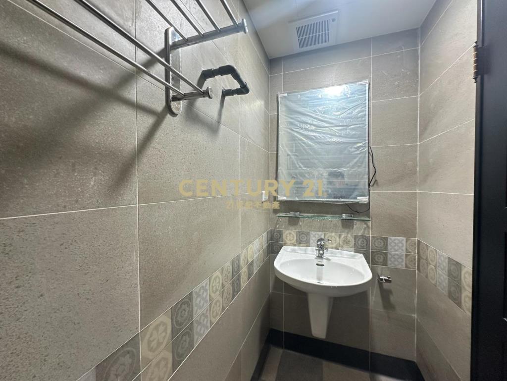 租-君邑富永｜全新三角窗雙層臨路店面