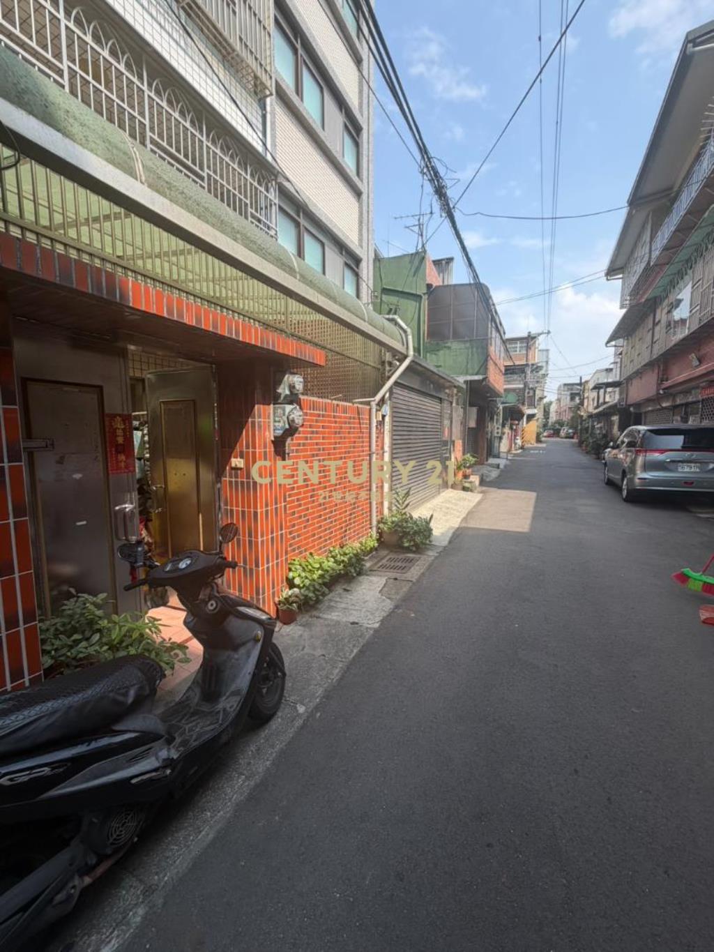 忠貞市場龍岡國小｜活巷前院稀有美4房透天