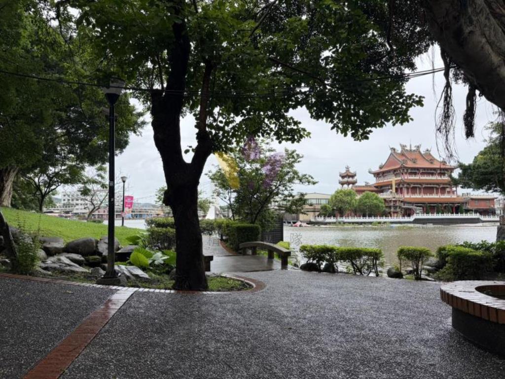 [精彩]龍潭大池景觀大地坪透店